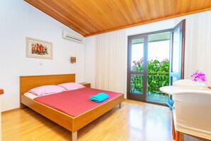 Studio (A1) | Iron/ironing board, free cots/infant beds, free WiFi - Apartment Ivica (Brela)