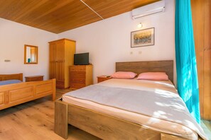Apartment (A2) | Iron/ironing board, free cots/infant beds, free WiFi - Apartment Ivica (Brela)