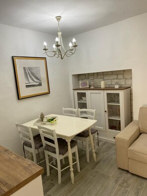 Casa | Cocina privada | Frigorífico, horno, placa de cocina y lavavajillas
