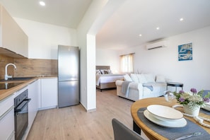 Apartamento (A2) | Cocina privada | Frigorífico, horno, placa de cocina y hervidor eléctrico