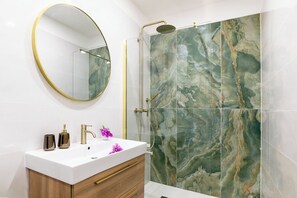 Departamento (A2) | Baño | Regadera, toallas, jabón, papel de baño 