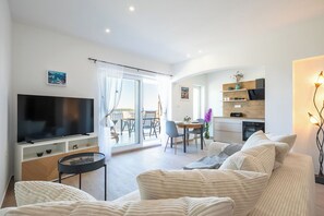 Apartamento (A2) | Sala de estar | Una Smart TV, una chimenea