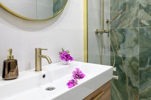 Apartamento (A2) | Baño | Ducha, toallas, jabón y papel higiénico
