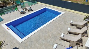 Kolam renang outdoor dan sebuah kolam renang air hangat