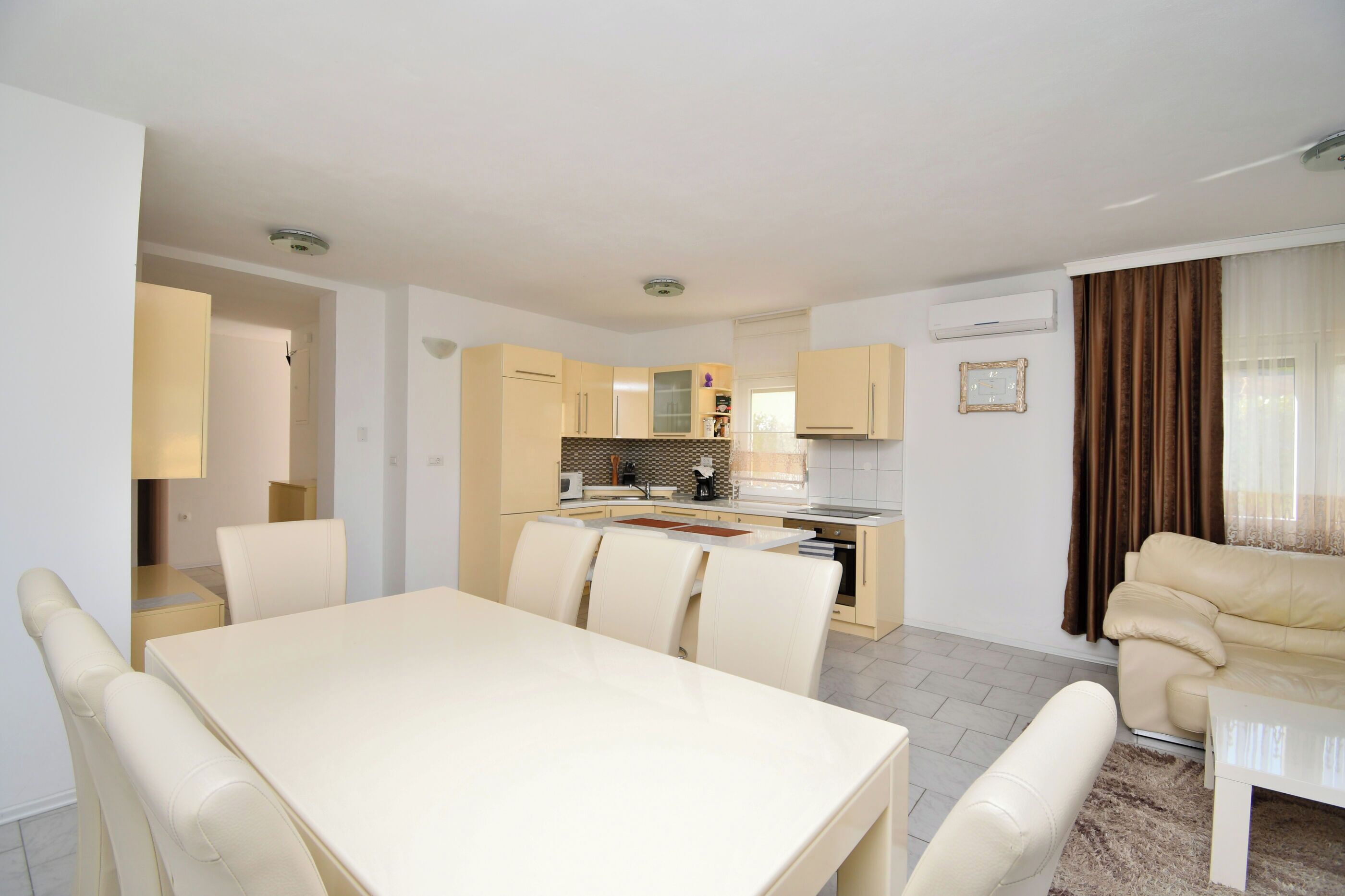 House | Private kitchen | Fridge, microwave, oven, stovetop