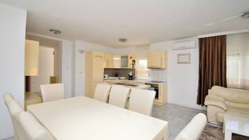 House | Private kitchen | Fridge, microwave, oven, stovetop