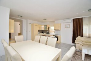 Nhà | Bếp riêng | Tủ lạnh, lò vi sóng, lò nướng, bếp nấu