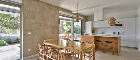 Apartment (A1) | Private kitchen | Fridge, microwave, oven, stovetop