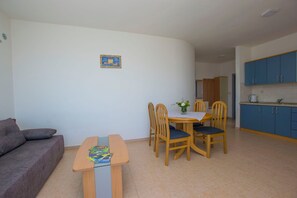 Kühlschrank, Ofen, Herdplatte, Kochgeschirr/Geschirr/Besteck