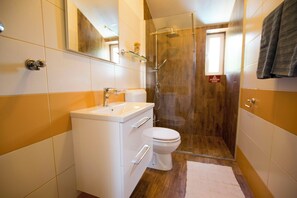 Apartment (A4) | Badezimmer | Dusche, Handtücher, Toilettenpapier