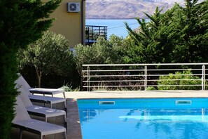 Outdoor pool - Apartments Sunny (Karlobag)