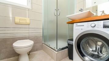 Apartment (A1) | Bathroom | Shower, soap, toilet paper