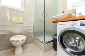 Apartamento (A1) | Banheiro | Chuveiro, sabonete, papel higiênico 