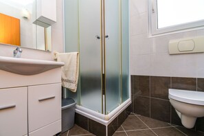 アパートメント (A3) | バスルーム | シャワー、石鹸、トイレットペーパー