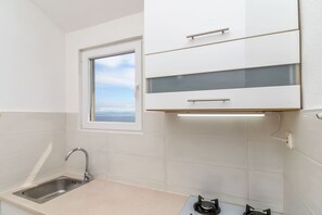Apartment (A1) | Private kitchen | Fridge, oven, stovetop, espresso maker - Apartments Mirjana (Solta)