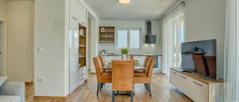 Appartement (A2) | Cuisine privée | Réfrigérateur, four à micro-ondes, un four, surface de cuisson