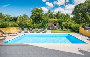 Hồ bơi ngoài trời