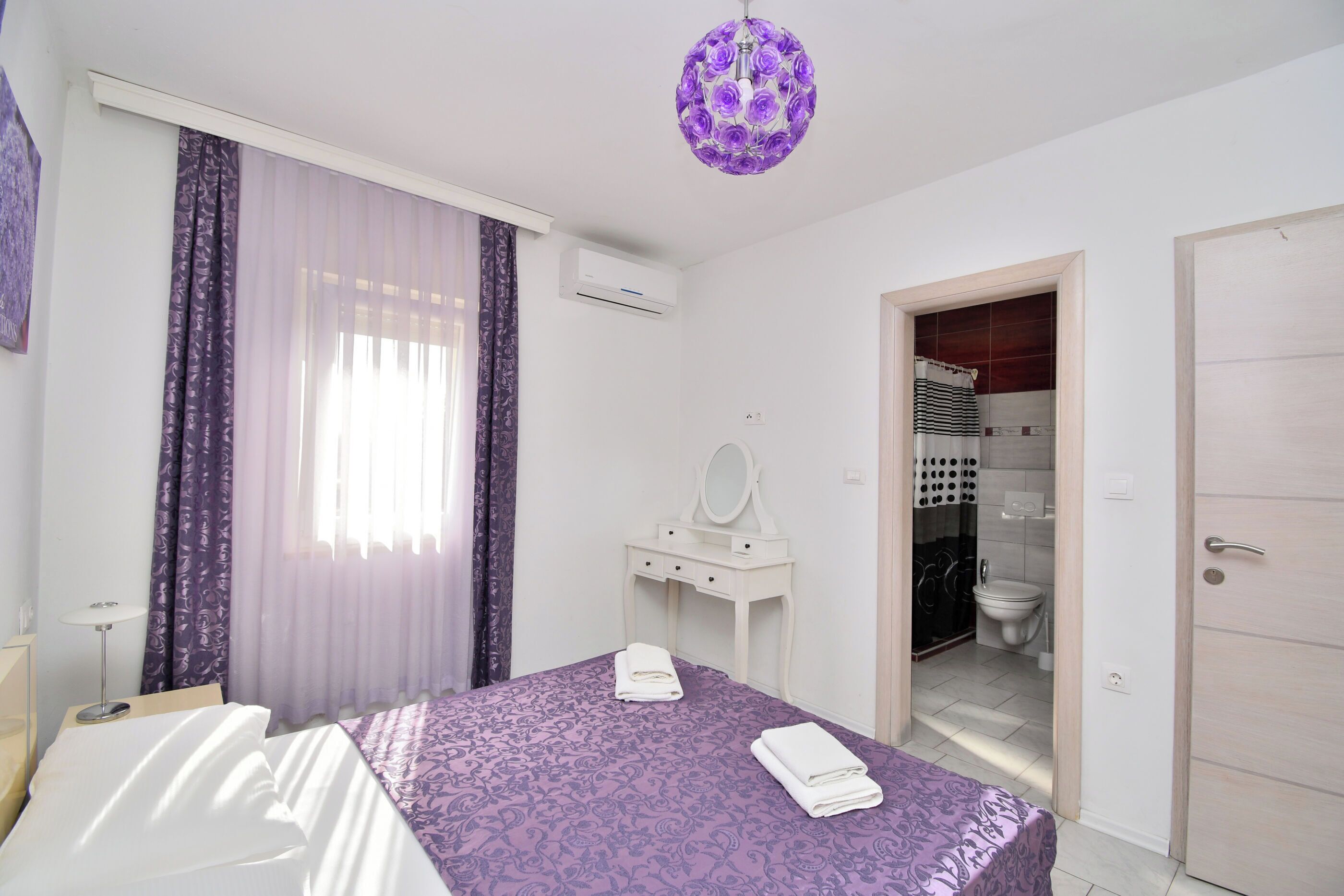 خزنة داخل الغرفة ومكواة/لوح كي وواي فاي مجانًا