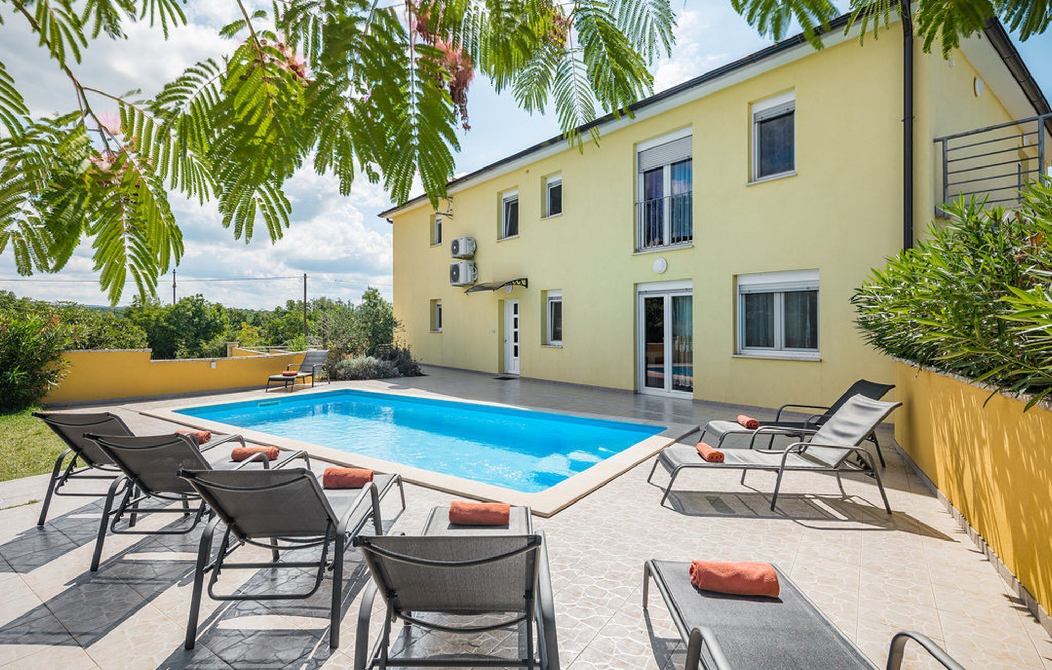 حمّام سباحة خارجي