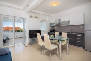 Apartment (A3) | Private kitchen | Fridge, microwave, oven, stovetop - Apartments Natasa (Seget)