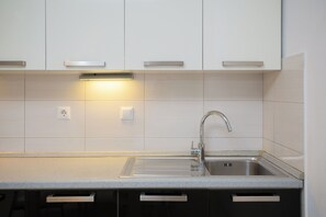 Lejlighed (A2) | Privat køkken | Køleskab, mikrobølgeovn, ovn, kogeplade