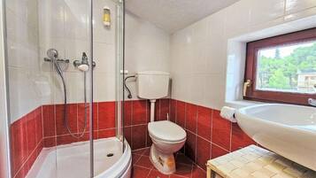 Apartment (A1) | Bathroom | Shower, towels, soap, toilet paper