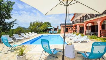 Outdoor pool, pool umbrellas, sun loungers