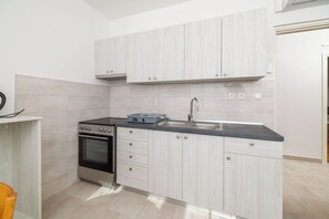 Apartment (A1) | Eigene Küche | Kühlschrank, Ofen, Herdplatte, Espressomaschine