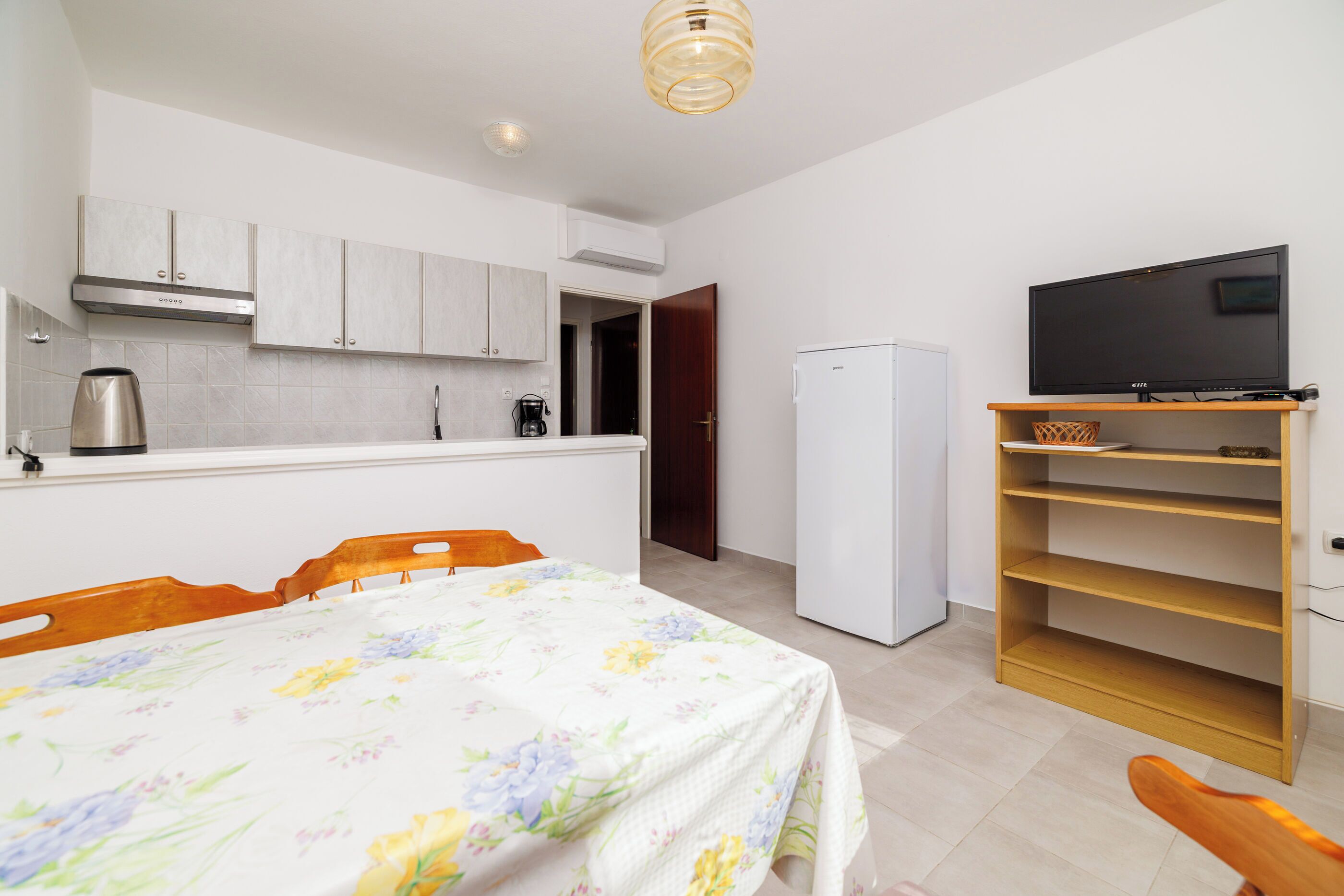 Apartment (A2) | Eigene Küche | Kühlschrank, Ofen, Herdplatte, Espressomaschine