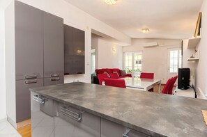 Apartment (A2) | Private kitchen - Apartment Family Apartments Ina (Vodice)