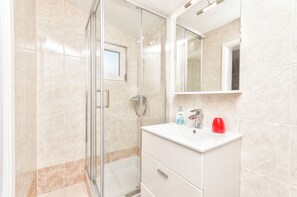 Apartamento (A2) | Banheiro | Chuveiro, toalhas de banho