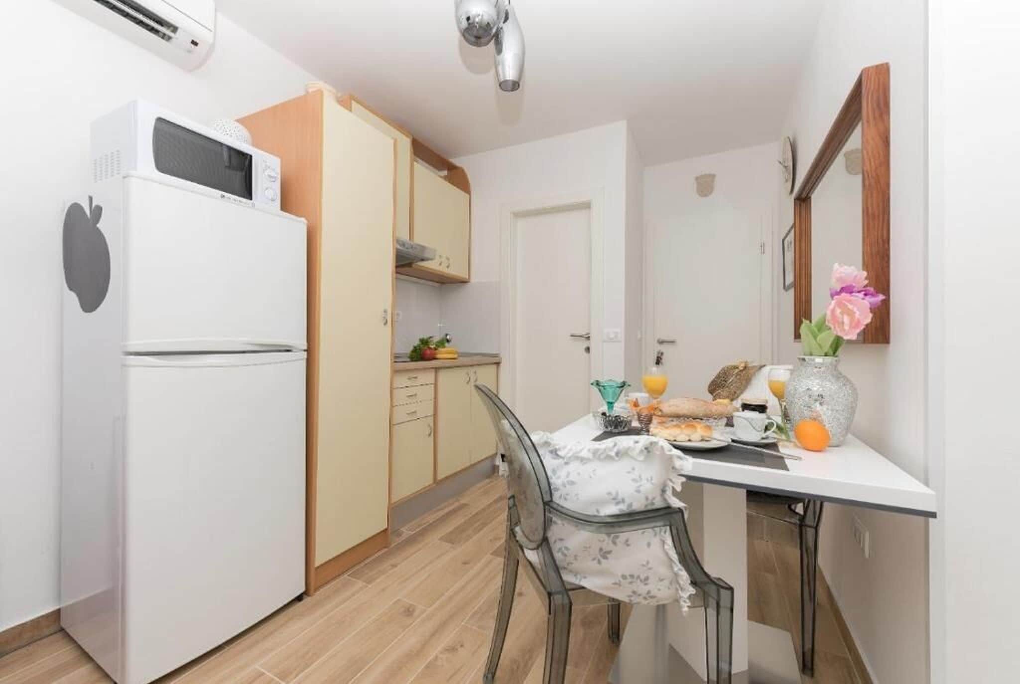 Apartment (A1) | Private kitchen | Fridge, microwave, oven, stovetop