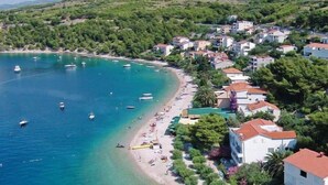 Eine Küstenstadt mit Strand, Booten und Häusern.