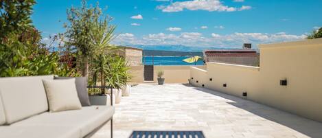 อพาร์ทเมนท์ (A1) | ลานระเบียง/นอกชาน