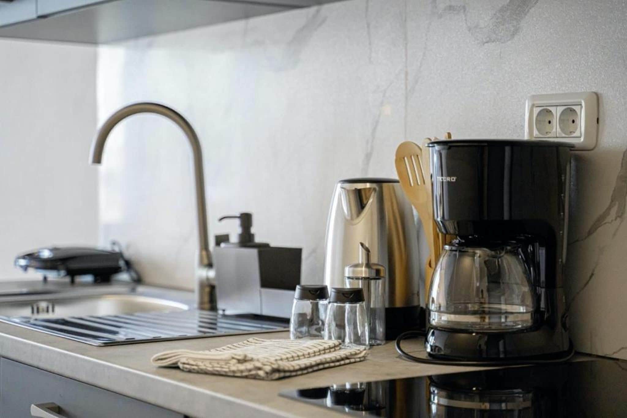 Huis | Privékeuken | Een koelkast, een microgolfoven, een oven, een kookplaat