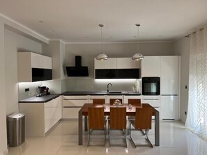 Căn hộ (A1) | Bếp riêng | Tủ lạnh, lò vi sóng, lò nướng, bếp nấu 