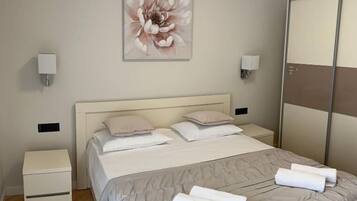 Apartment (A1) | In-room safe, iron/ironing board, free WiFi