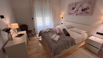 Caja de seguridad en la habitación y tabla de planchar con plancha