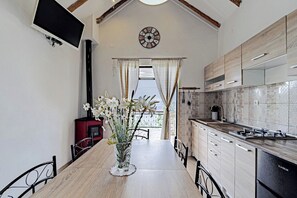 House | Private kitchen | Fridge, stovetop, espresso maker, cleaning supplies - House Komadic Raja (Blato)