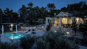 Outdoor pool, pool umbrellas, pool loungers - House Komadic Raja (Blato)