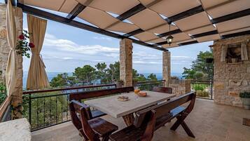 House | Outdoor dining