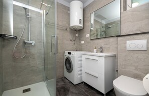 Ferienhaus | Badezimmer | Dusche, Handtücher, Seife, Shampoo