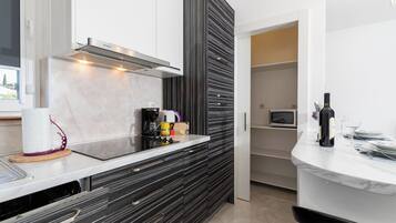 Apartment (A1) | Private kitchen | Fridge, microwave, stovetop, dishwasher