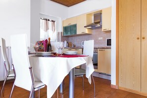 Apartment (A2) | Eigene Küche | Kühlschrank, Mikrowelle, Herdplatte, Geschirrspüler