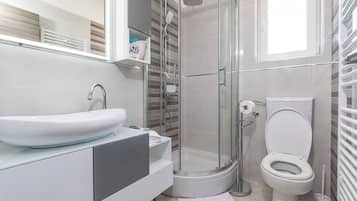 Apartment (A1) | Badezimmer | Dusche, Handtücher, Seife, Toilettenpapier