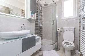 Apartment (A1) | Bathroom | Shower, towels, soap, toilet paper - Apartments Lili (Punat)