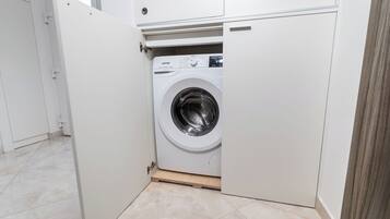 Apartment (A1) | Badezimmer | Dusche, Handtücher, Seife, Toilettenpapier