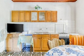 Apartment (A1) | Private kitchen | Fridge, oven, stovetop, cookware/dishes/utensils - Apartments Katin Kutak (Sibenik)