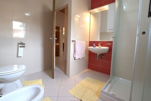 Apartment (A1) | Badezimmer | Dusche, Handtücher, Seife, Toilettenpapier