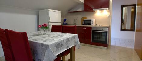 Apartamento (A1) | Cozinha privada | Geladeira, micro-ondas, fogão, cooktop